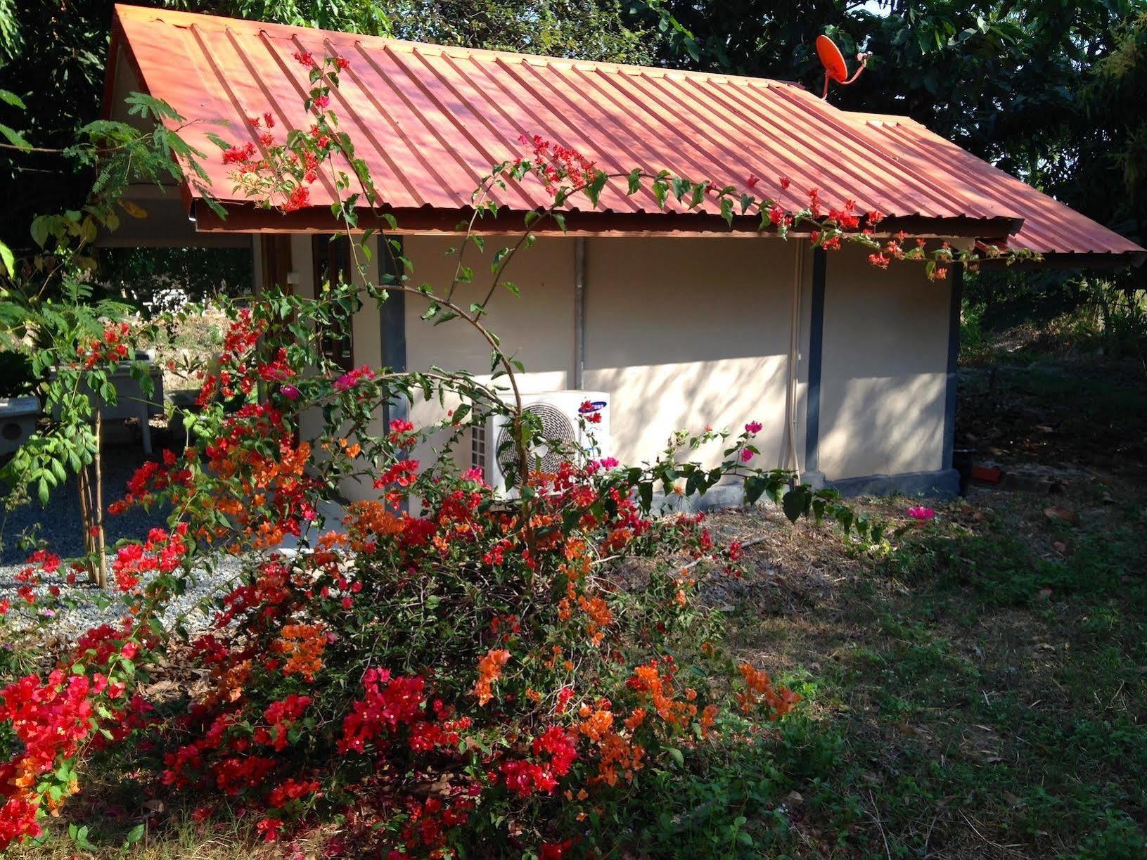 Areeya Resort Watthana Nakhon Exterior photo
